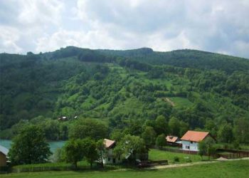 Un oficial al FRH vrea să ia caimacul în faţa rudelor