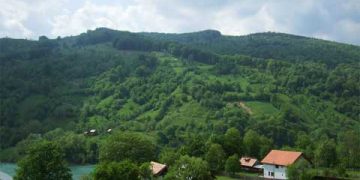 Un oficial al FRH vrea să ia caimacul în faţa rudelor