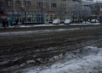 Afară ninge şi primaru’ se face că…… plouă
