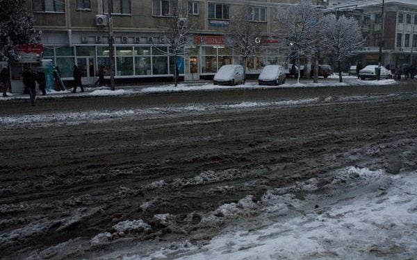 Afară ninge şi primaru’ se face că…… plouă