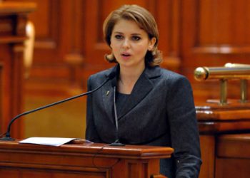 S-A NEVROZAT MADAMA: MISS ROBERTA TRAGE ÎN TREI PRIMARI PRAHOVENI!