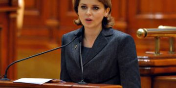 S-A NEVROZAT MADAMA: MISS ROBERTA TRAGE ÎN TREI PRIMARI PRAHOVENI!