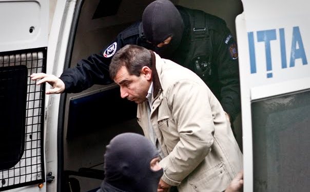 Mai bine interlop decât patron sau angajat