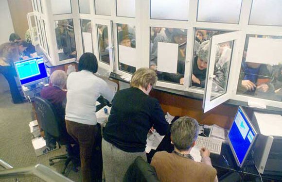 Funcționarii publici din primăria Ploiești nu au CCM. Dar au sporurile luate