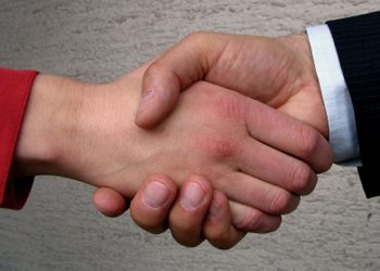 Primarul va emite o decizie prin care să oprească sporurile acordate funcționarilor, iar Laura Stanciu o va contesta în instanță. La vrăjeală!
