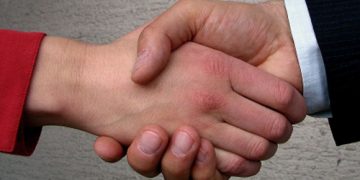 Primarul va emite o decizie prin care să oprească sporurile acordate funcționarilor, iar Laura Stanciu o va contesta în instanță. La vrăjeală!