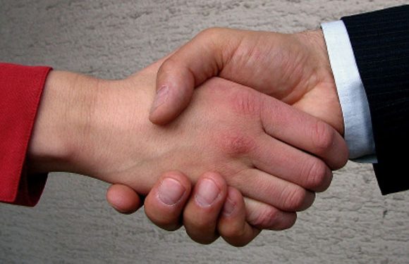 Primarul va emite o decizie prin care să oprească sporurile acordate funcționarilor, iar Laura Stanciu o va contesta în instanță. La vrăjeală!