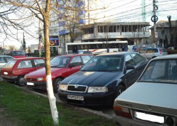 Șeful Poliției Comunitare are mașina de servici la scară. Primarule, mai plouă ieri?