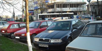 Șeful Poliției Comunitare are mașina de servici la scară. Primarule, mai plouă ieri?