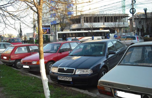 Șeful Poliției Comunitare are mașina de servici la scară. Primarule, mai plouă ieri?