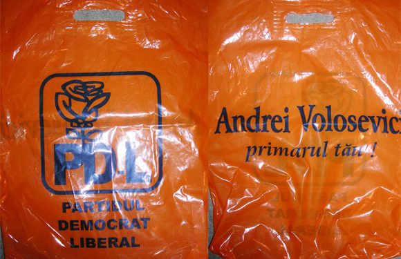 Vin și cozonac de la PD-L. Rușine să vă fie că manipulați oamenii profitând de sărăcia lor