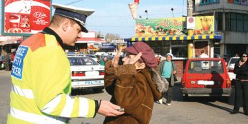 Două femei au vrut să protejeze consumatorii la Breaza, dar le-a prins poliția că… erau pe fals