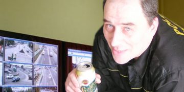 Monitorizarea școlilor se face direct din sediul Poliției Comunitare. Se fură în draci și nu vede nimeni