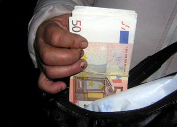 Arestaţi pentru trafic de influenţă şi luare de mită