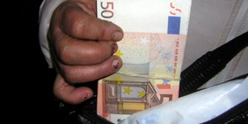 Arestaţi pentru trafic de influenţă şi luare de mită