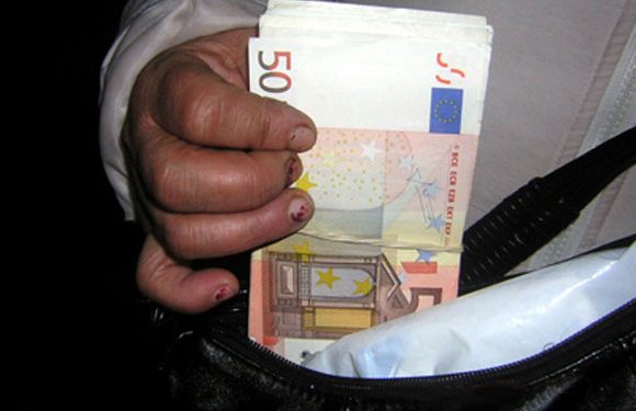 Arestaţi pentru trafic de influenţă şi luare de mită