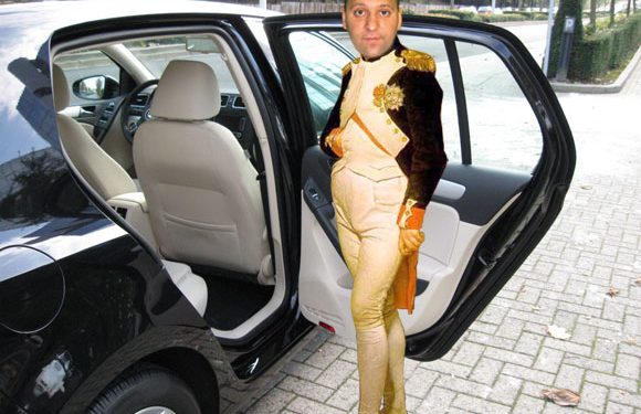 Directorul AJOFM Prahova așteaptă să-i deschidă șoferul portiera. Cică așa e autoritar