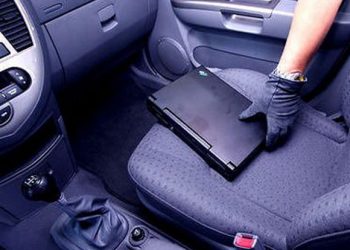 Pândea şoferiţele neatente pentru a fura bunuri din autoturismele acestora