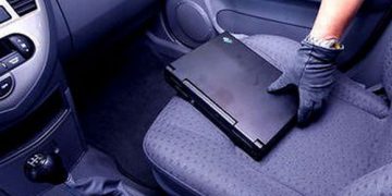 Pândea şoferiţele neatente pentru a fura bunuri din autoturismele acestora