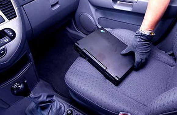 Pândea şoferiţele neatente pentru a fura bunuri din autoturismele acestora