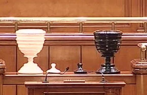 Moțiunea a picat cu opt voturi. Începe sărăcia, iar dictatura stă la pândă