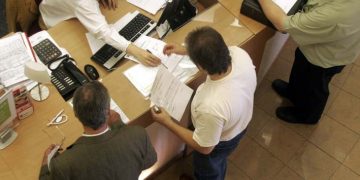 Functionarii publici, flamanzi si indatorati, pornesc greva pe 27 septembrie
