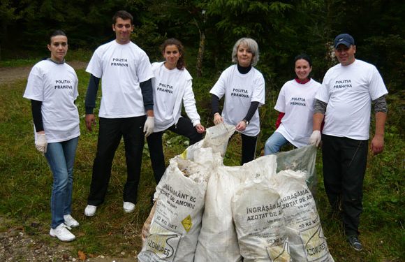 Poliţiştii prahoveni participă la Campania „Let`s do it Romania!”