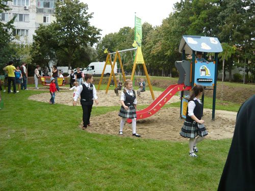 MaiMultVerde şi Raiffeisen Bank au inagurat în Ploieşti primul spaţiu verde