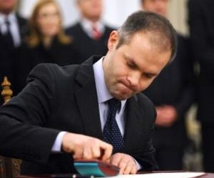 Funeriu vrea, acum, carnete portocalii pentru elevi