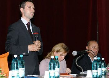 Mihai Apostolache asteapta. El stie ce anume