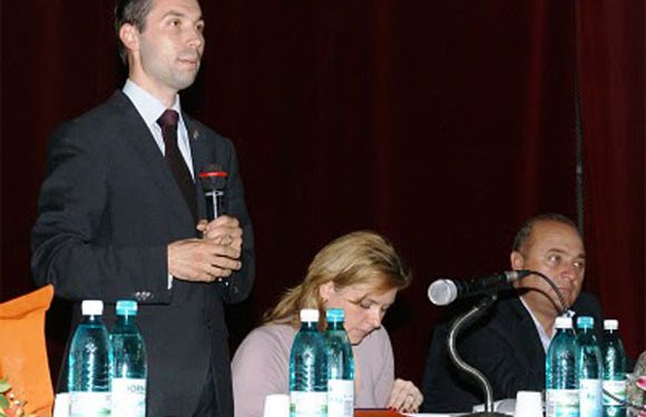 Mihai Apostolache asteapta. El stie ce anume