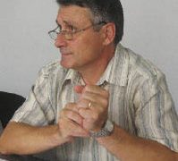 Stefan Popescu doarme, cand Shultz spala masinile