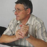 Stefan Popescu doarme, cand Shultz spala masinile