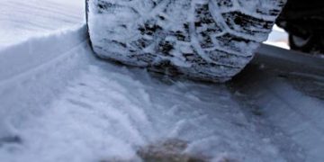 Cauciucurile de iarna nu sunt obligatorii de acum, dar nici nu e bine sa nu le avem