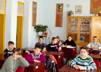 Elevii din clasele I- VIII vor incepe saptamana ascultand imnul