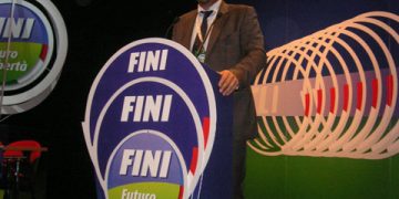 ROBERT ARAVEICEI:  Doamna Roberta Anastase, dvs stiti ca romanii din diaspora, ca si cei din tara, sunt niste PERSOANE, stiti ce inseamna A MUNCI, stiti ce inseamna SUPRAVIETUIRE???