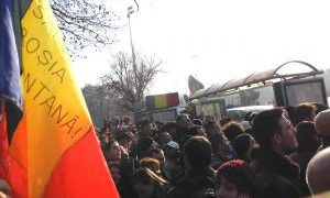 Acţiuni agresive şi nejustificate de intimidare a activiştilor pentru salvarea Roşiei Montane în timpul festivităţii de 1 decembrie