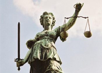 JUSTITIA NU E OARBA,  E DE-A DREPTUL CHIOARA!