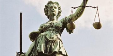 JUSTITIA NU E OARBA,  E DE-A DREPTUL CHIOARA!