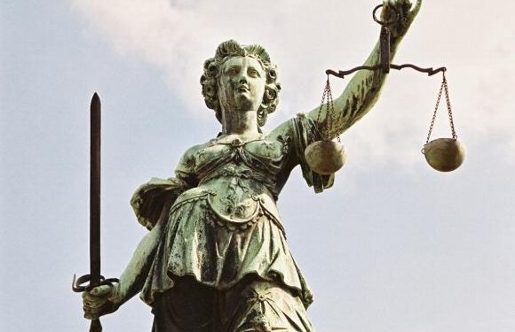 JUSTITIA NU E OARBA,  E DE-A DREPTUL CHIOARA!