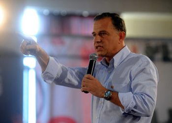 REGELE A MURIT , TRAIASCA REGELE