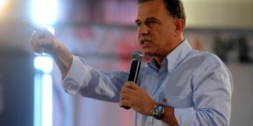 REGELE A MURIT , TRAIASCA REGELE