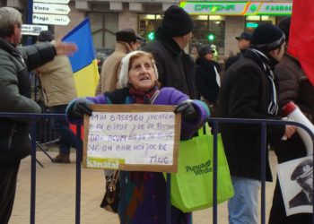 Boc, curva proasta mai esti. Daca nu erai asa, aveai onoare si iti dadeai demisia!