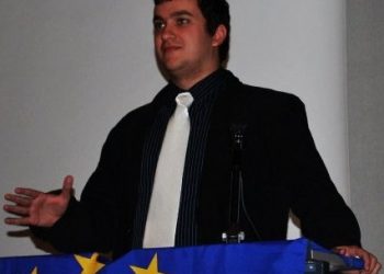 PNL: Sorin Botez ameninta un tanar penelist ca asa vor muschii lui, iar presedintele interimar nu are scoala cata vacanta are tanarul!