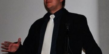 PNL: Sorin Botez ameninta un tanar penelist ca asa vor muschii lui, iar presedintele interimar nu are scoala cata vacanta are tanarul!