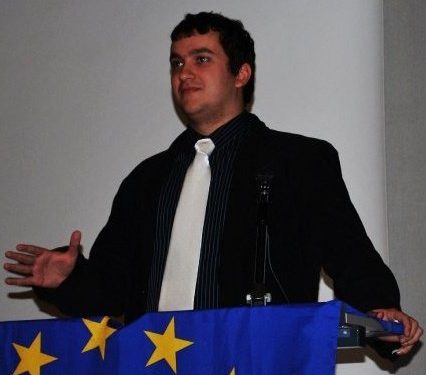 PNL: Sorin Botez ameninta un tanar penelist ca asa vor muschii lui, iar presedintele interimar nu are scoala cata vacanta are tanarul!