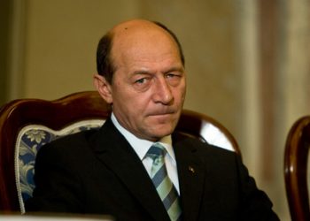 Traian Basescu le ureaza romanilor “sa aiba pace in familii, bucurie, speranta si sa se distreze”
