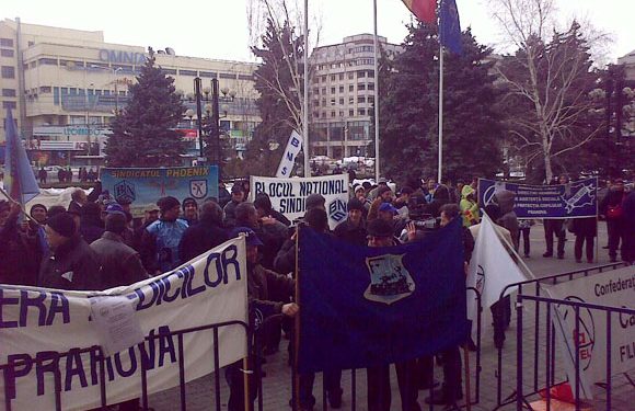 Sapte organziatii sindicale au pichetat Prefectura cu scopul de a trimite revendicarile pe masa guvernantilor
