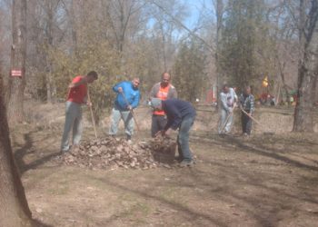 Detinutii penitenciarului Ploiesti igienizeaza Gradina Zoologica