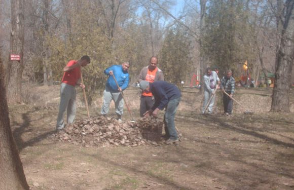 Detinutii penitenciarului Ploiesti igienizeaza Gradina Zoologica